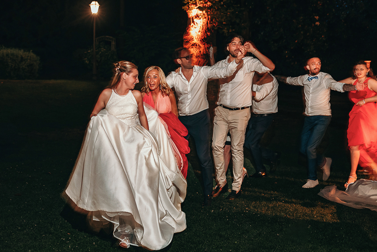 Villa Sassi matrimonio di Giulia e Nicolò.Festa. Balli di gruppo. trenitno.