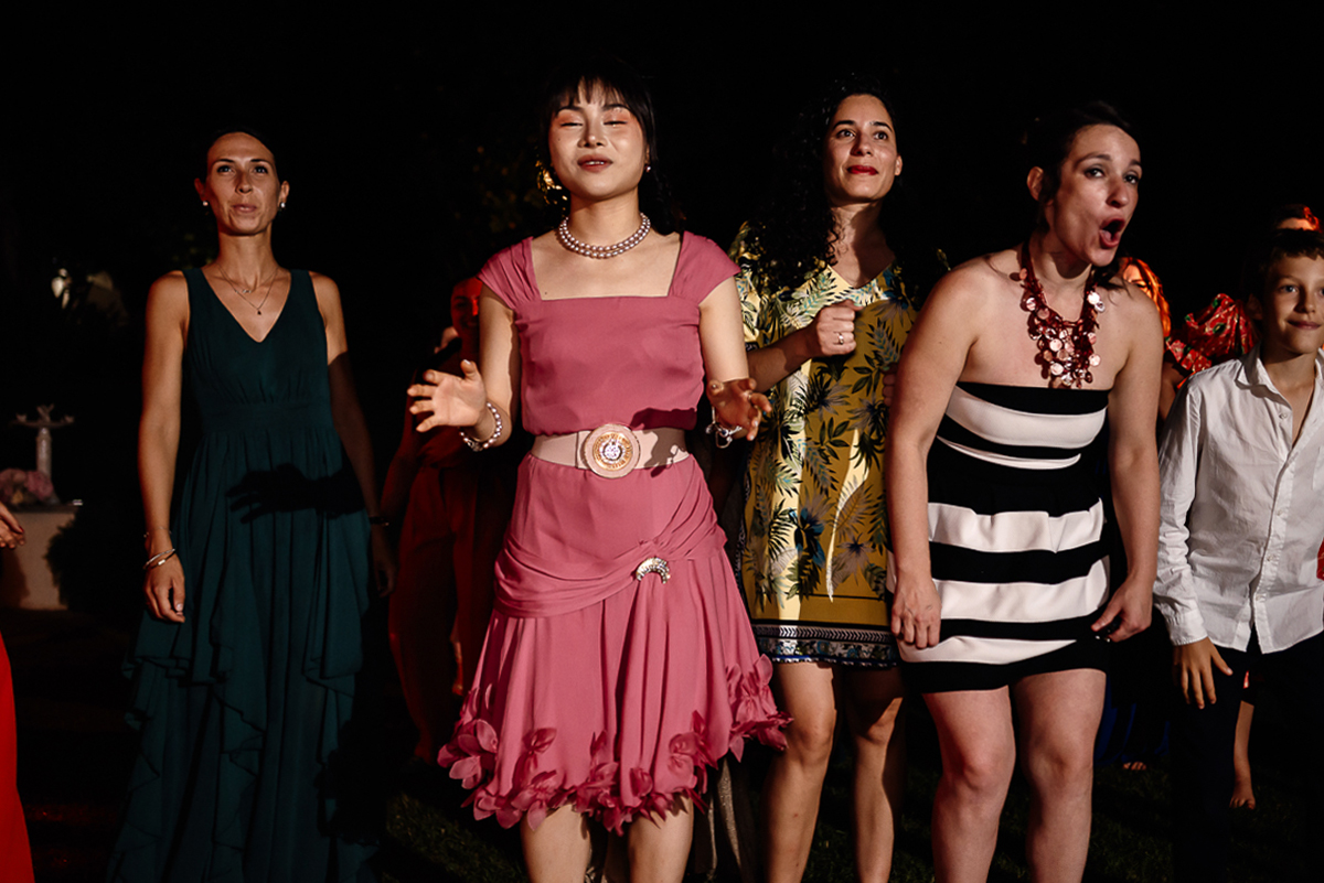 Villa Sassi matrimonio di Giulia e Nicolò.Festa. Lancio del bouquet. Ragazze che aspettano.
