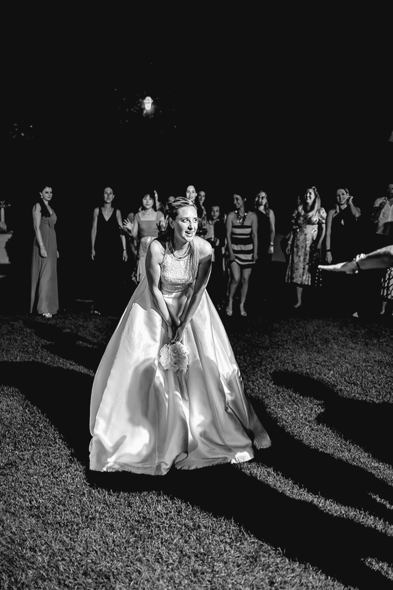 Villa Sassi matrimonio di Giulia e Nicolò.Festa. Lancio del bouquet.
