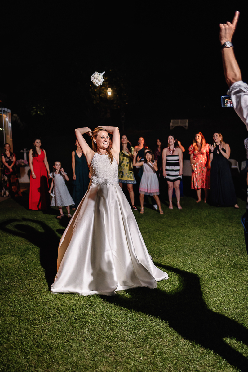 Villa Sassi matrimonio di Giulia e Nicolò.Festa. Lancio del bouquet.