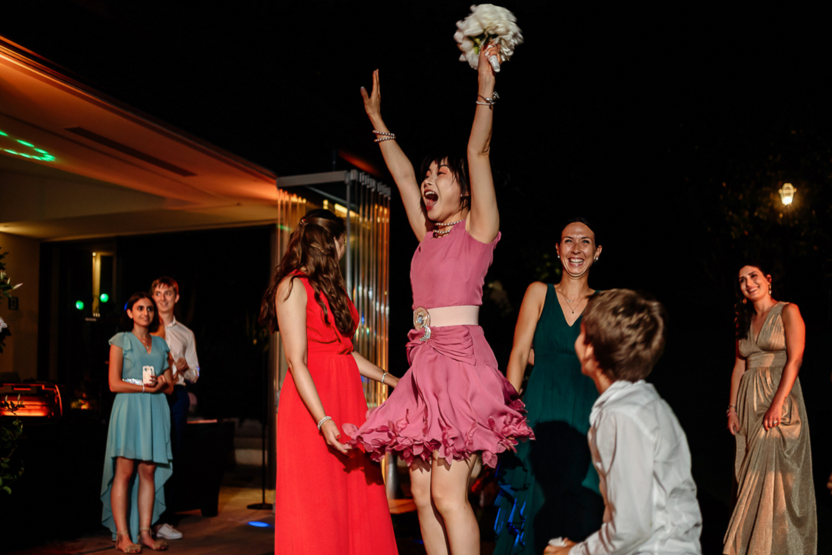 Villa Sassi matrimonio di Giulia e Nicolò.Festa. Lancio del bouquet. ragazza cinese che ha preso il bouquet ed è felicissima e salta.