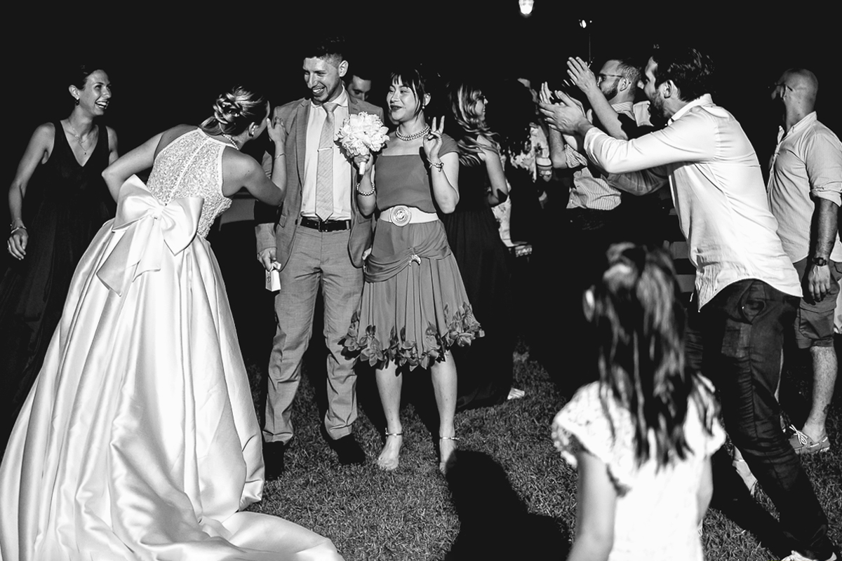 Villa Sassi matrimonio di Giulia e Nicolò.Festa. Lancio del bouquet.