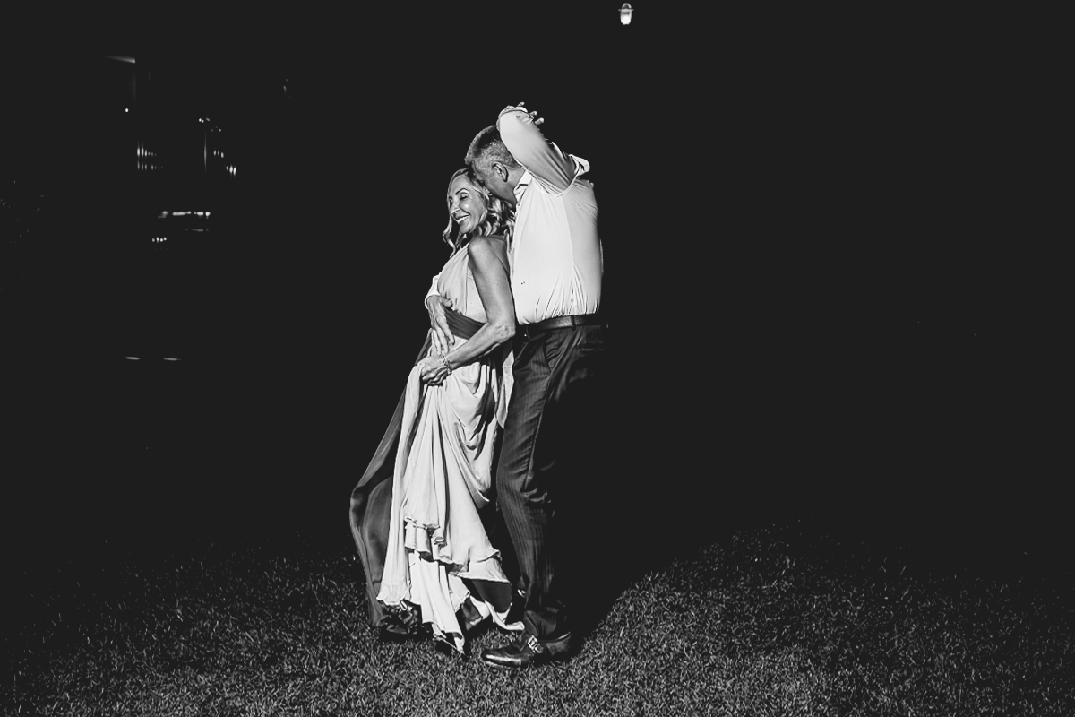 Villa Sassi matrimonio di Giulia e Nicolò.Festa. Invitati che ballano.