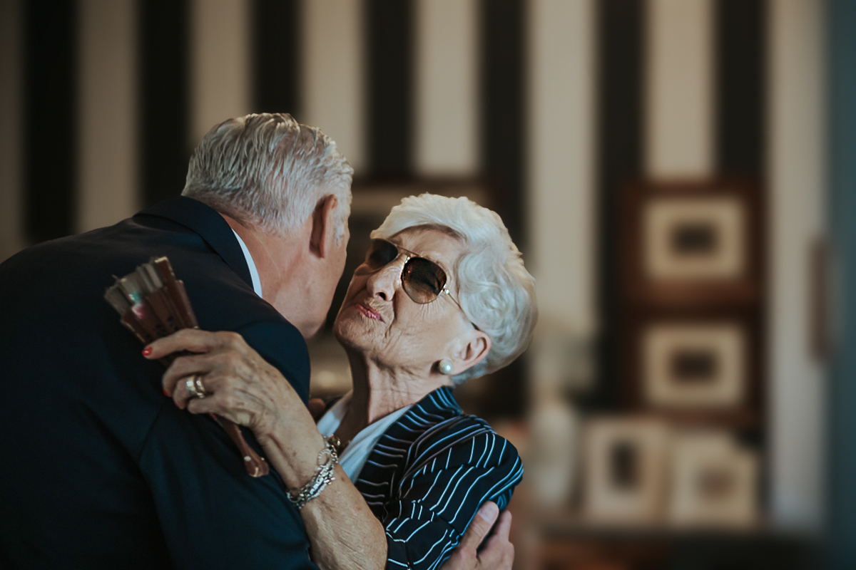 Matrimonio a Villa Sassi. Preparazione della sposa a Chieri. Padre della sposa abbraccia sua madre, la nonna della sposa.