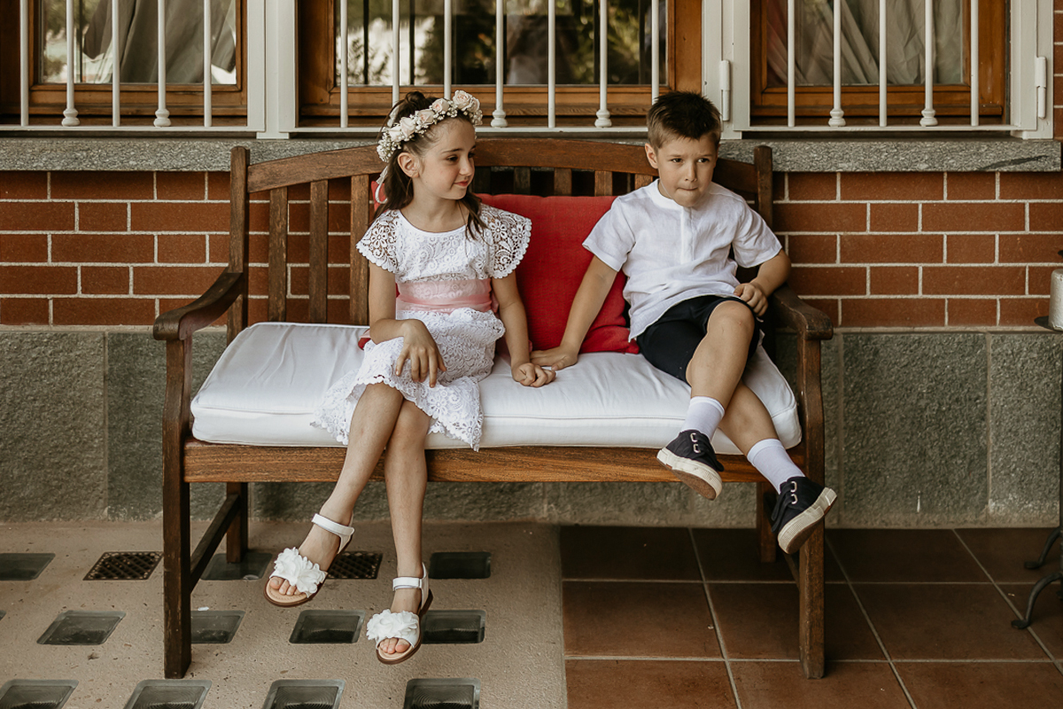 Matrimonio a Villa Sassi. Preparazione della sposa a Chieri. Bambini seduti su di una panchina.