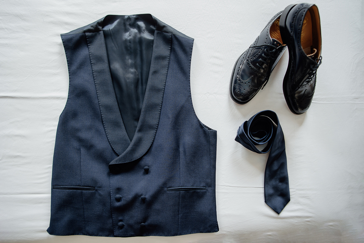 Matrimonio a Villa Sassi. Preparazione dello sposo a Baldissero Torinese. Accessori e gilet.
