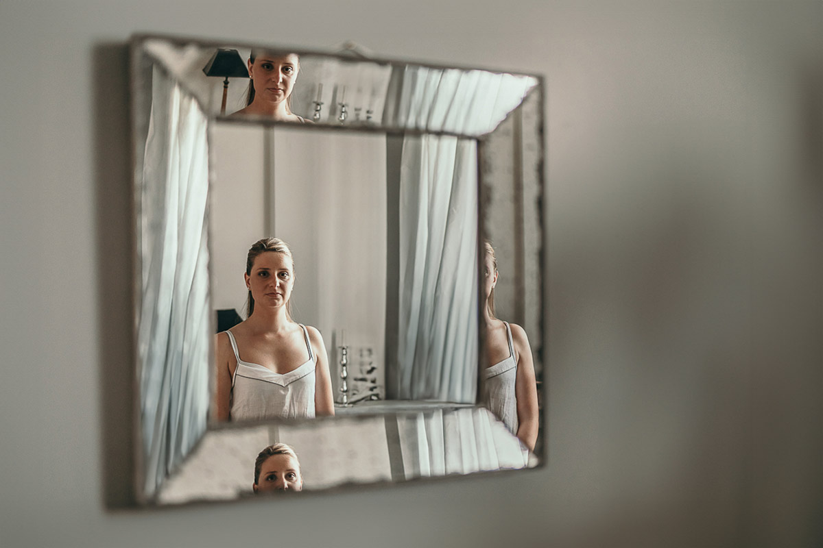 Matrimonio a Villa Sassi. Preparazione della sposa a Chieri. Sposa allo specchio.