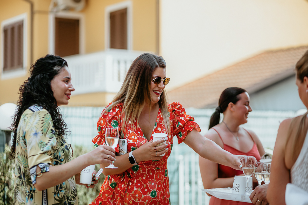 Matrimonio a Villa Sassi. Preparazione della sposa a Chieri. Piccolo rinfresco in giardino. Amiche