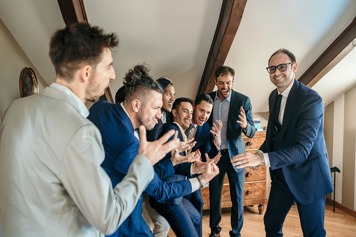 Matrimonio a Villa Sassi. Preparazione dello sposo a Baldissero Torinese. Amici scherzano con lo sposo.