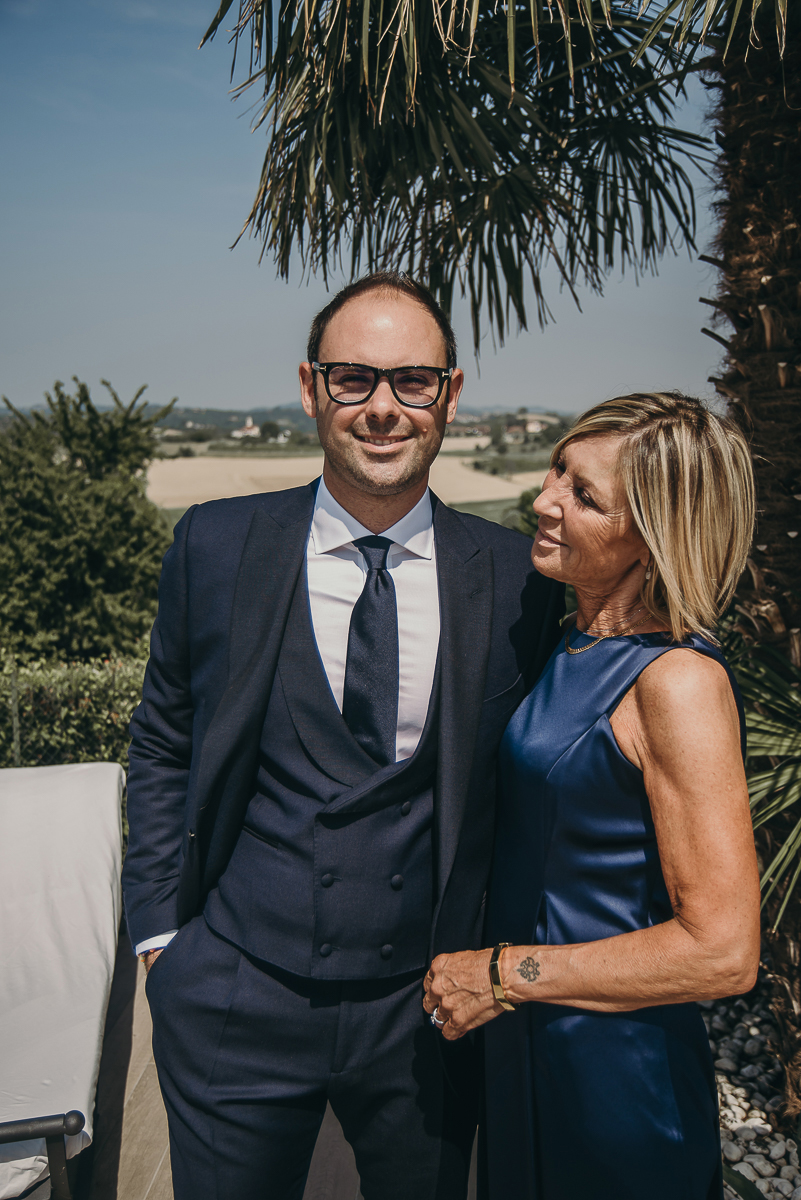 Matrimonio a Villa Sassi. Preparazione dello sposo a Baldissero Torinese. Sposo con la mamma.