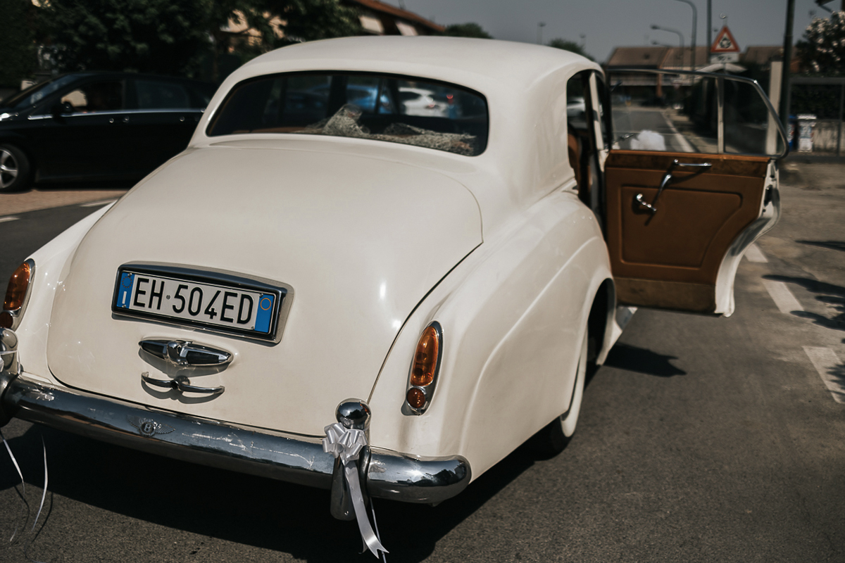 Matrimonio a Villa Sassi. Preparazione della sposa a Chieri. Auto d'epoca bianca.