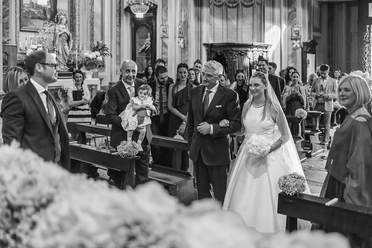 Villa Sassi matrimonio di Giulia e Nicolò. Cerimonia nella chiesa di santa Maria della Spina a Baldissero Torinese. Sposa entra in chiesa con il padre.