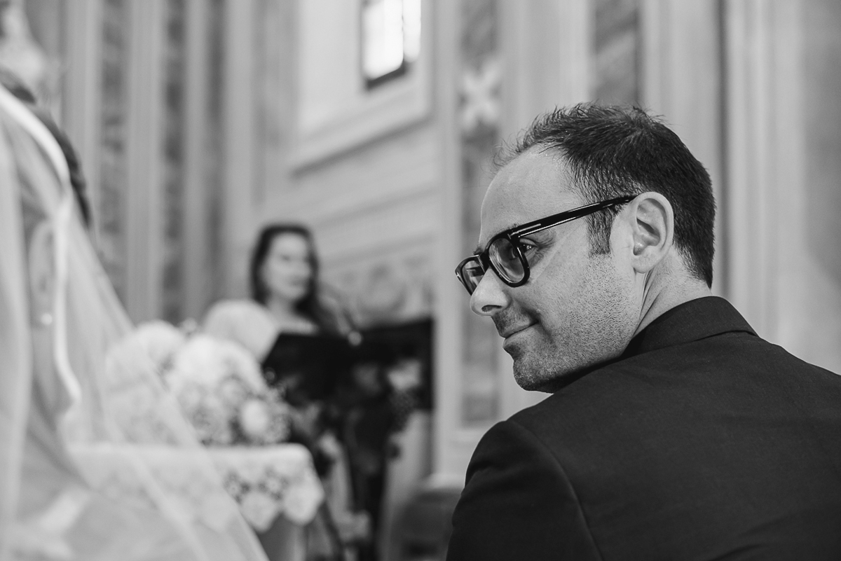 Villa Sassi matrimonio di Giulia e Nicolò. Cerimonia nella chiesa di santa Maria della Spina a Baldissero Torinese. Sposo guarda la sposa.