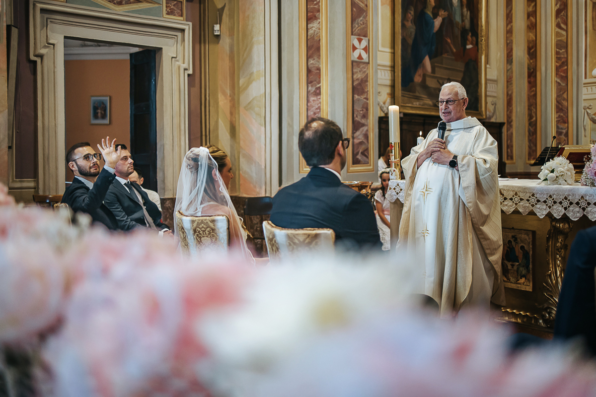 Villa Sassi matrimonio di Giulia e Nicolò. Cerimonia nella chiesa di santa Maria della Spina a Baldissero Torinese. Predica del sacerdote.