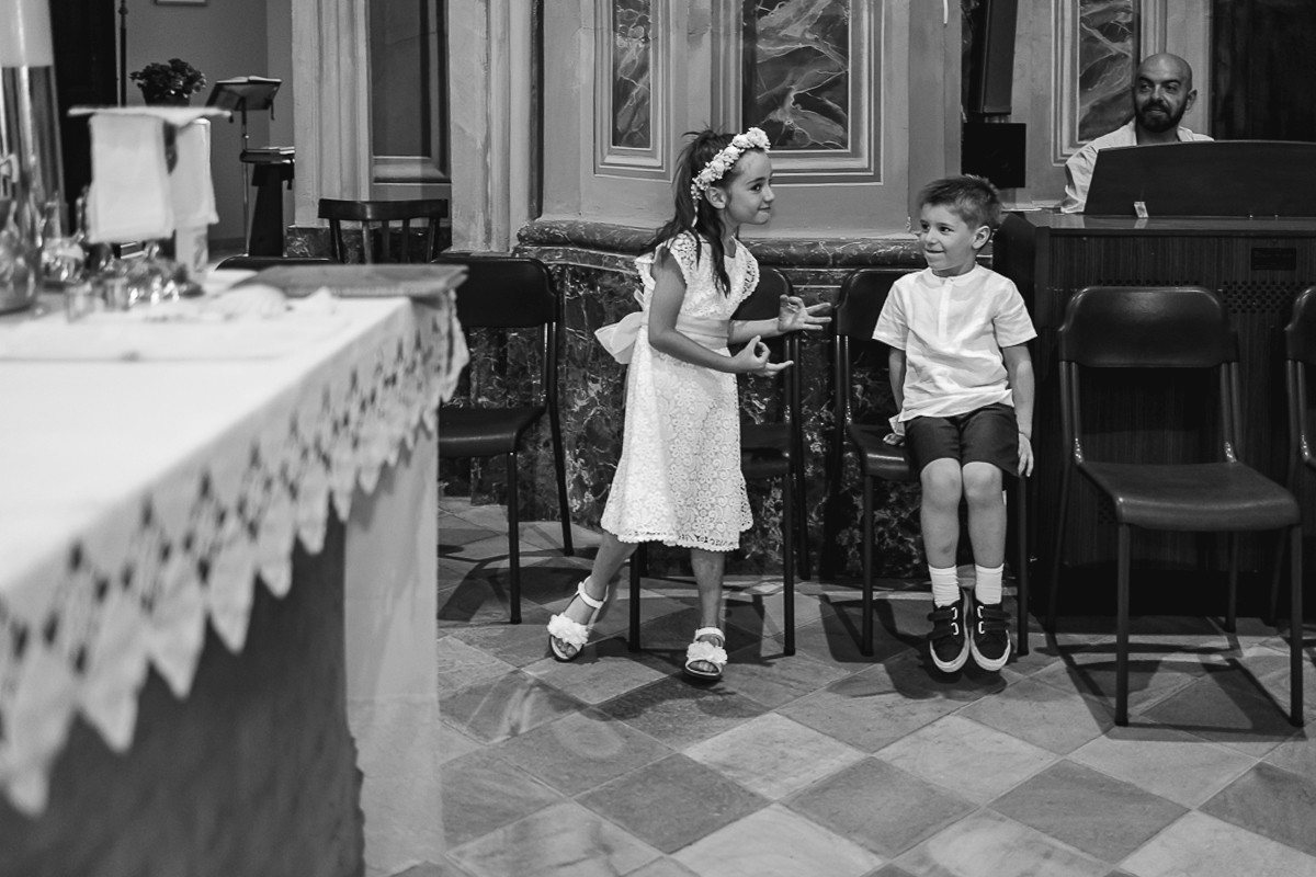 Villa Sassi matrimonio di Giulia e Nicolò. Cerimonia nella chiesa di santa Maria della Spina a Baldissero Torinese. Bambini giocano.