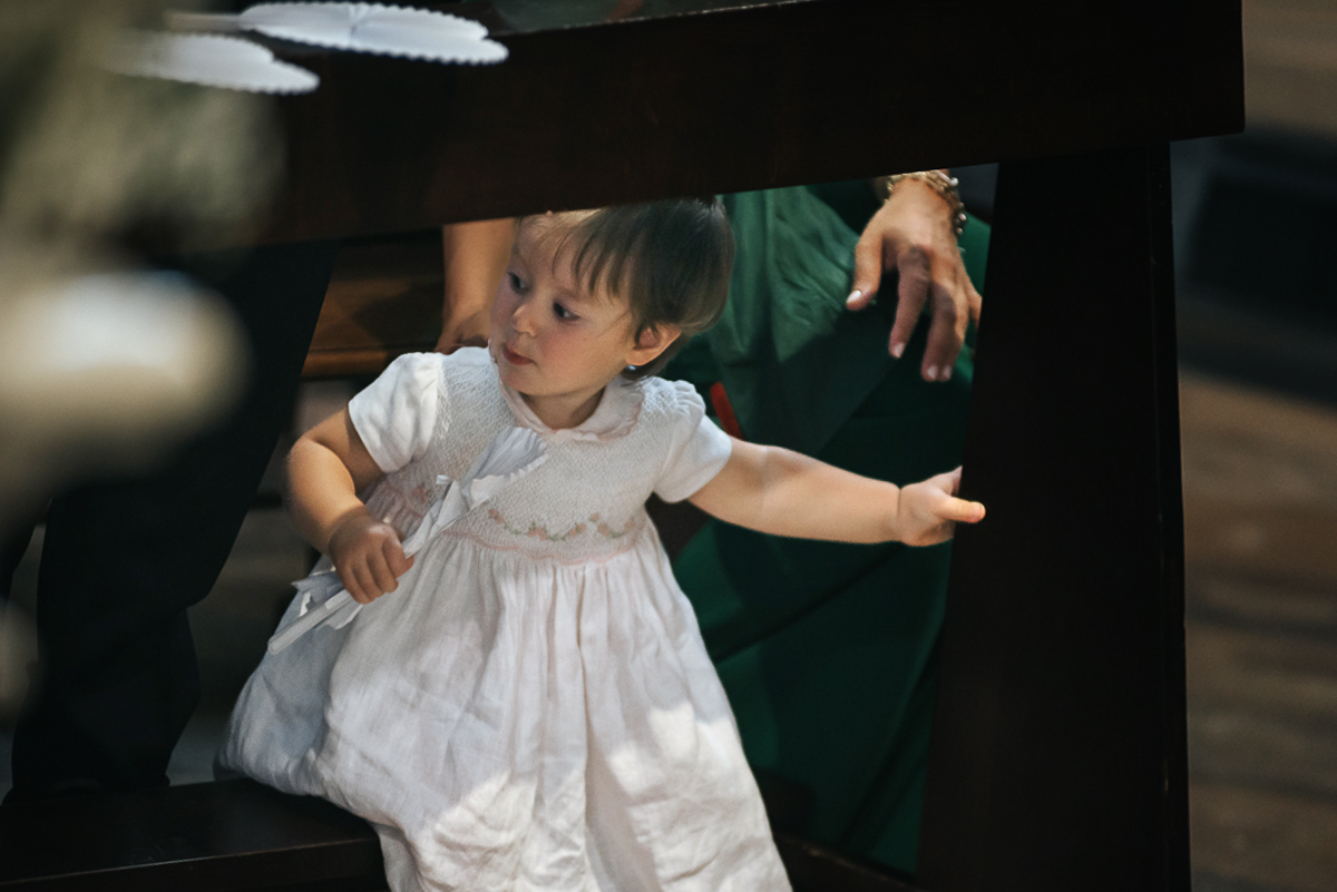 Villa Sassi matrimonio di Giulia e Nicolò. Cerimonia nella chiesa di santa Maria della Spina a Baldissero Torinese. Bambina sotto il banco.