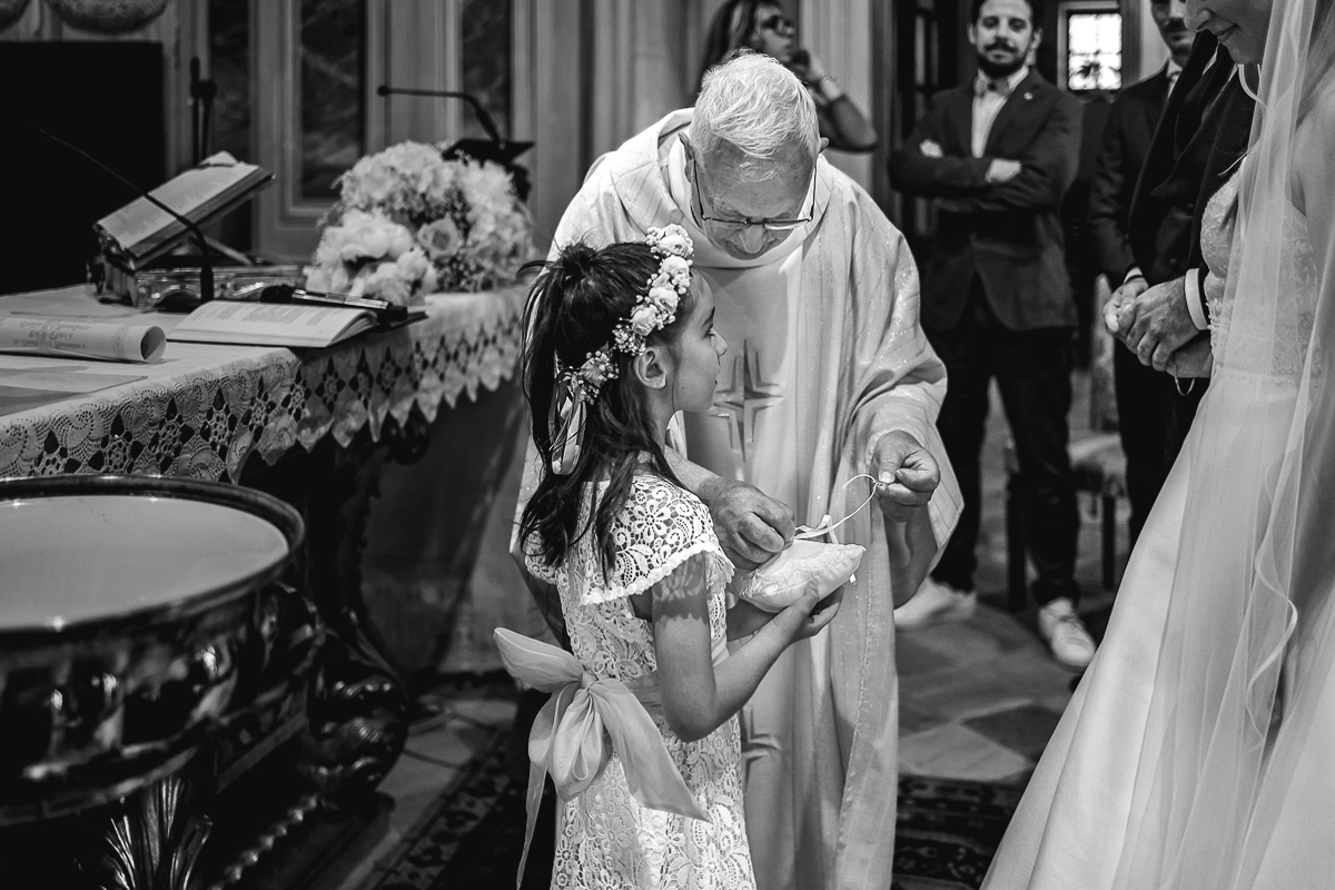 Villa Sassi matrimonio di Giulia e Nicolò. Cerimonia nella chiesa di santa Maria della Spina a Baldissero Torinese. Figlia degli sposi porta gli anelli.