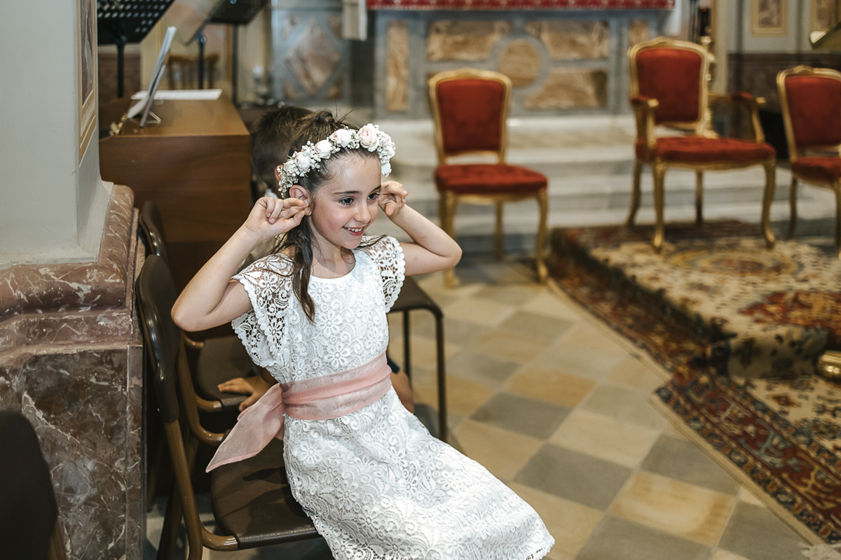 Villa Sassi matrimonio di Giulia e Nicolò. Cerimonia nella chiesa di santa Maria della Spina a Baldissero Torinese. bambina fa le smorfie.