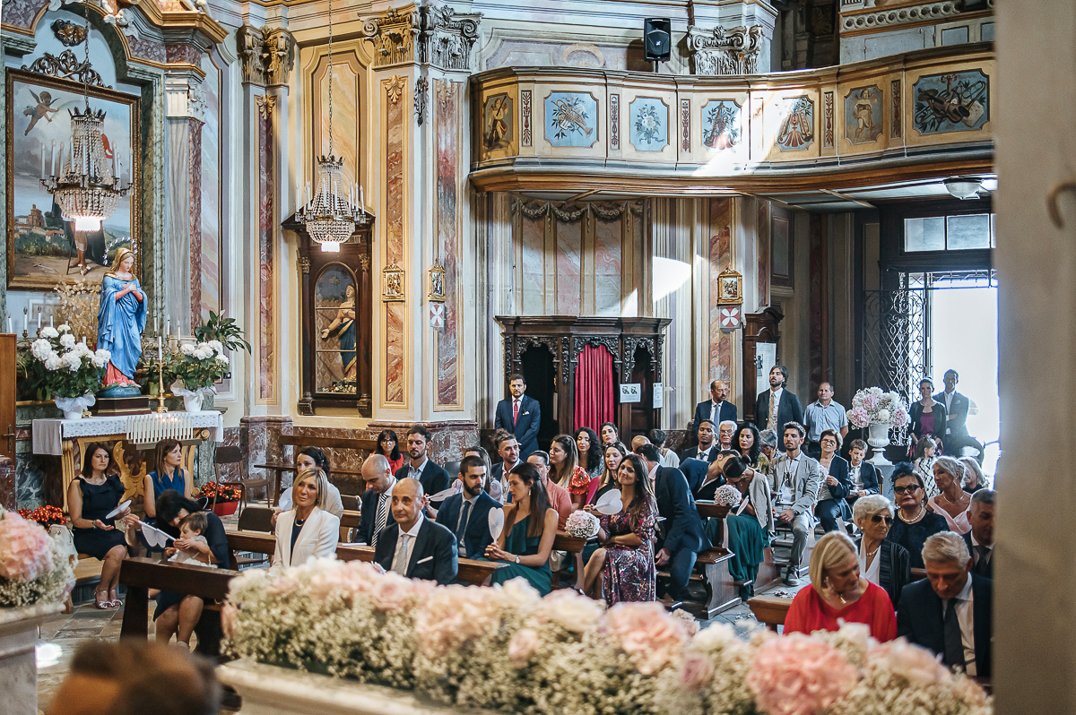 Villa Sassi matrimonio di Giulia e Nicolò. Cerimonia nella chiesa di santa Maria della Spina a Baldissero Torinese. Panoramica sugli invitati.