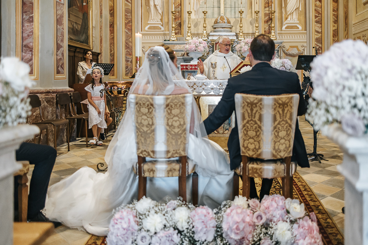 Villa Sassi matrimonio di Giulia e Nicolò. Cerimonia nella chiesa di santa Maria della Spina a Baldissero Torinese. Sposi visti da dietro.