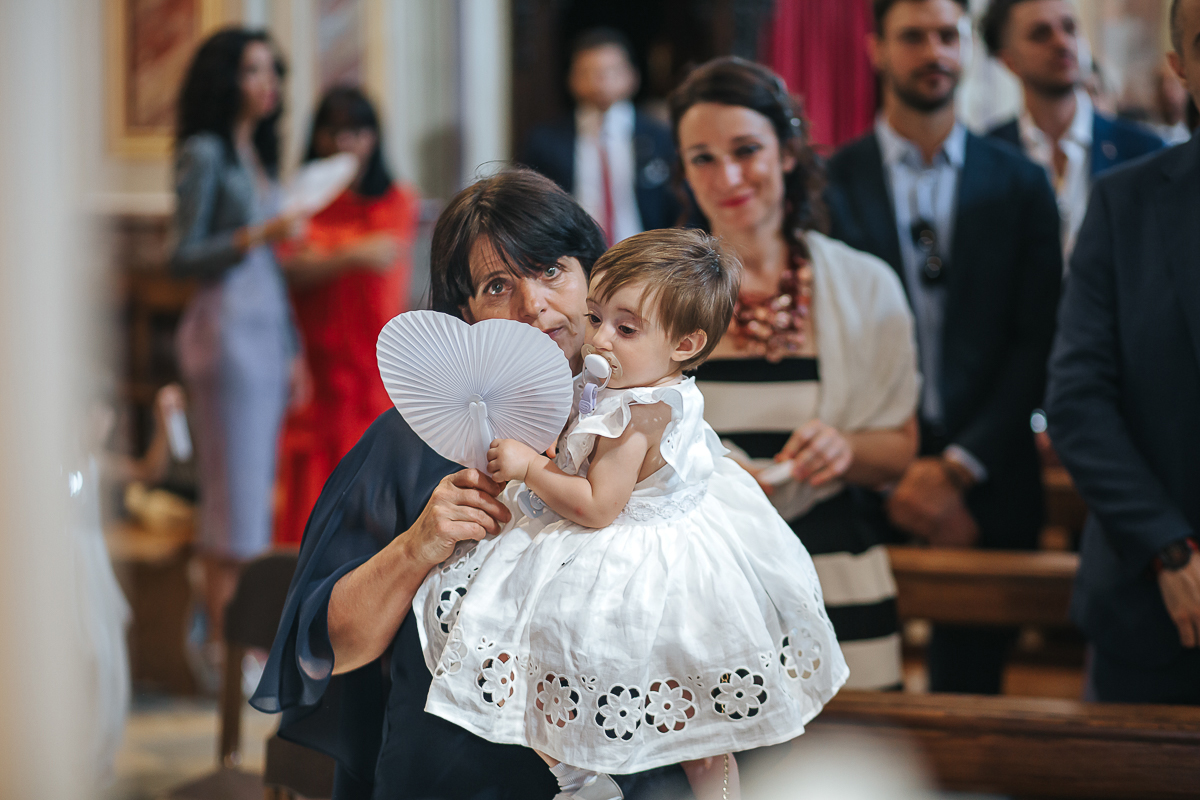 Villa Sassi matrimonio di Giulia e Nicolò. Cerimonia nella chiesa di santa Maria della Spina a Baldissero Torinese. Figlia piccola degli sposi in braccio alla baby sitter