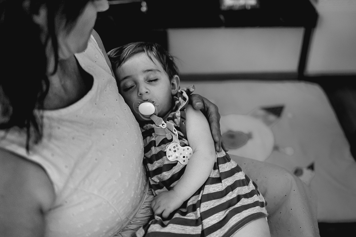 Matrimonio a Villa Sassi. Preparazione della sposa a Chieri. Figlia più piccola che dorme in braccio alla baby sitter.