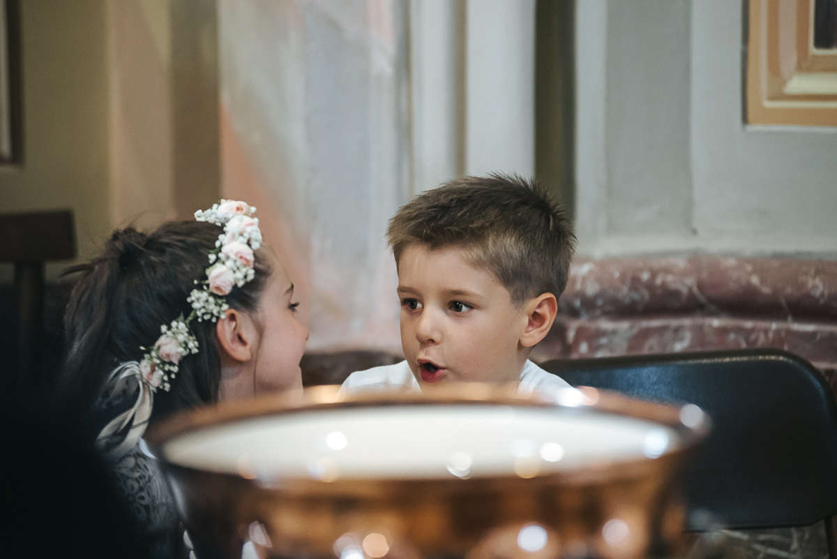Villa Sassi matrimonio di Giulia e Nicolò. Cerimonia nella chiesa di santa Maria della Spina a Baldissero Torinese. Bambini dietro il fonte battesimale.