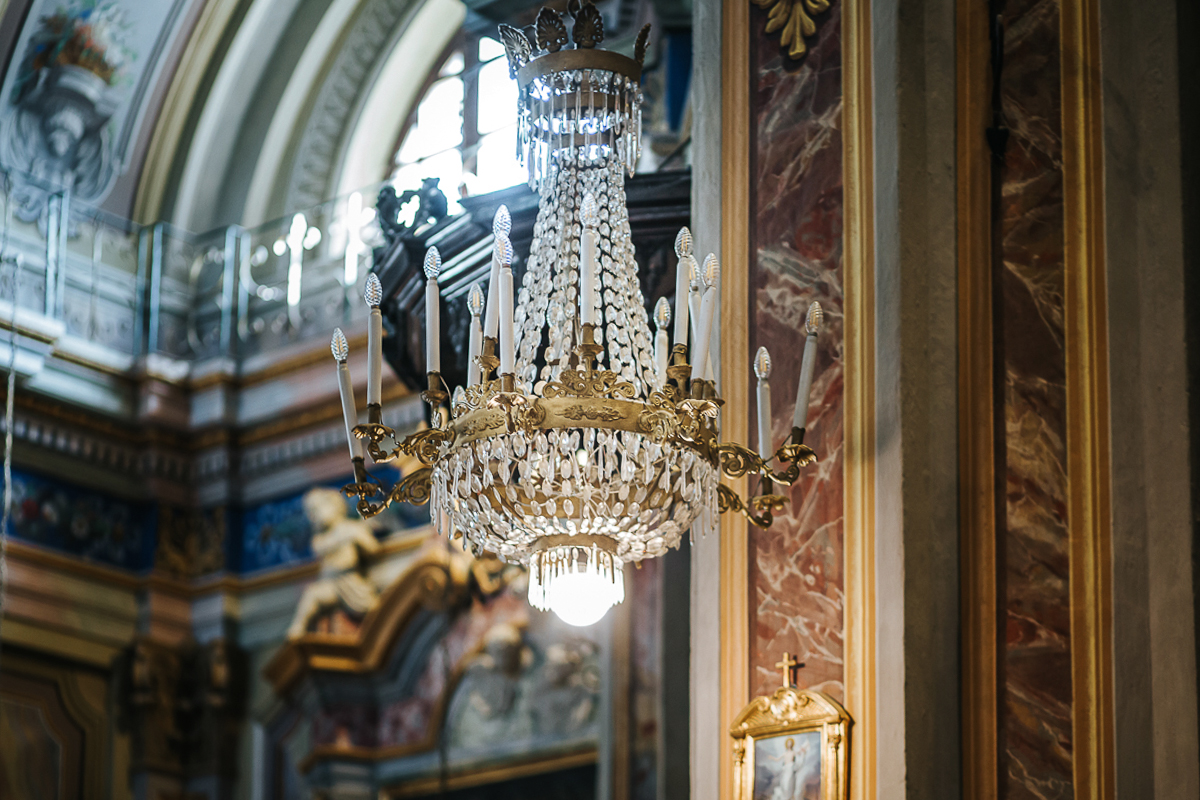Villa Sassi matrimonio di Giulia e Nicolò. Cerimonia nella chiesa di santa Maria della Spina a Baldissero Torinese. Dettaglio di un lampadario della chiesa.