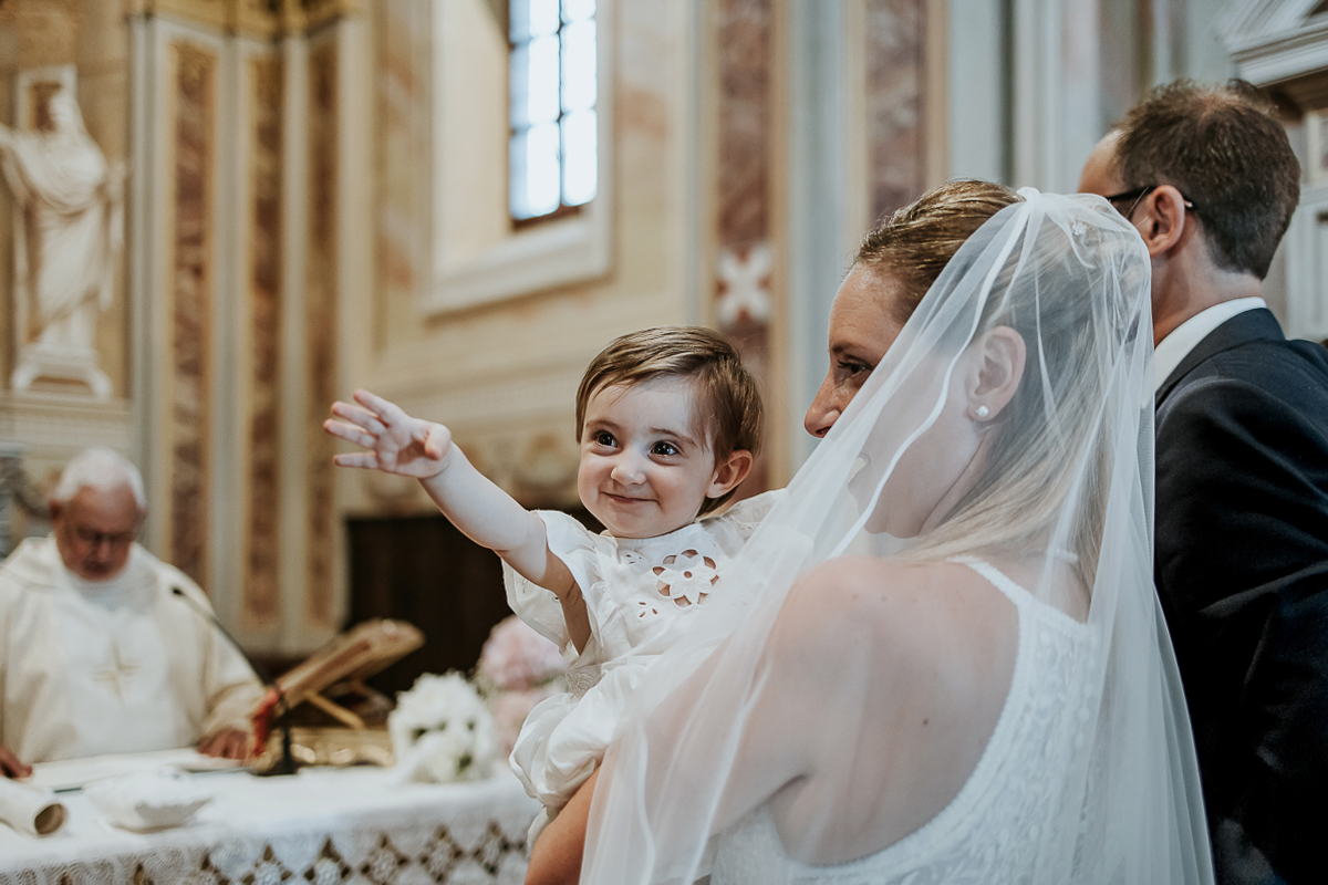 Villa Sassi matrimonio di Giulia e Nicolò. Cerimonia nella chiesa di santa Maria della Spina a Baldissero Torinese, rito del Battesimo.