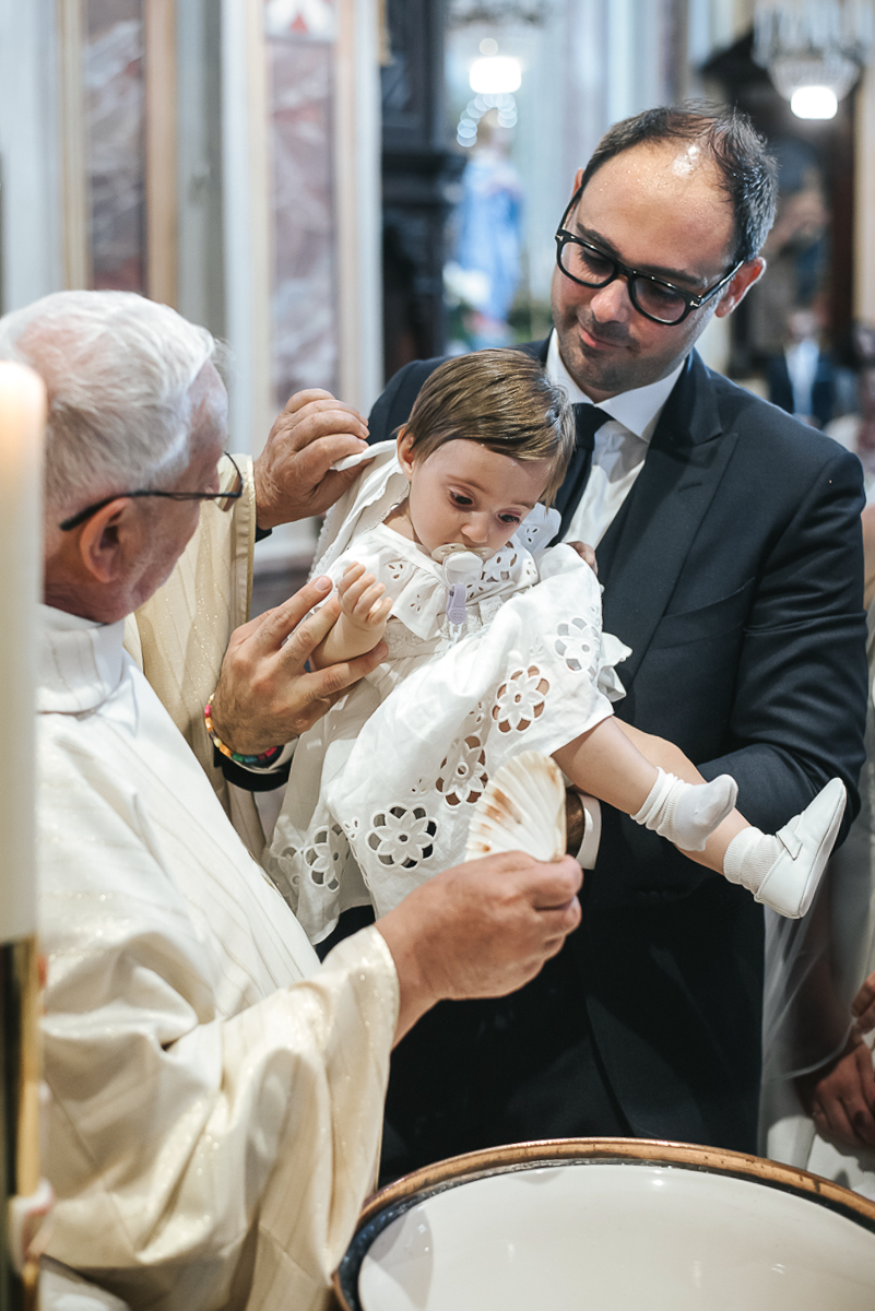 Villa Sassi matrimonio di Giulia e Nicolò. Cerimonia nella chiesa di santa Maria della Spina a Baldissero Torinese, rito del Battesimo. Il sacerdote da un buffetto alla bambina.