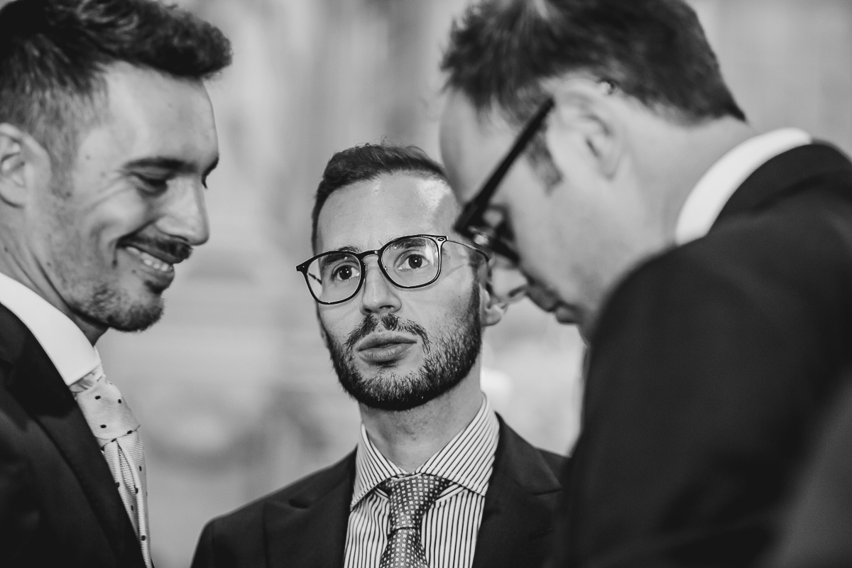 Villa Sassi matrimonio di Giulia e Nicolò. Cerimonia nella chiesa di santa Maria della Spina a Baldissero Torinese. Sposo con i testimoni.