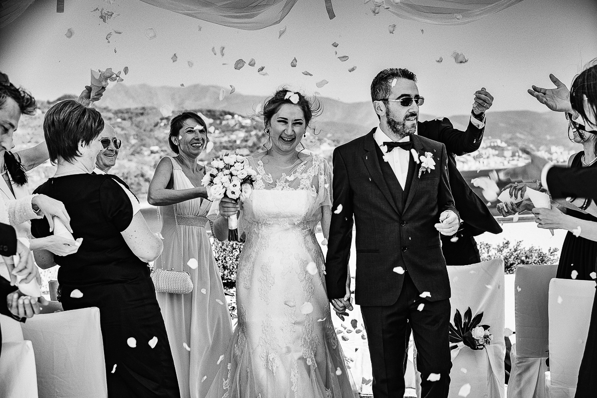 Destination wedding ad Arenzano (GE). Cerimonia simbolica presso l'Hotel Punta San Martino.Uscita degli sposi. Lancio dei petali.