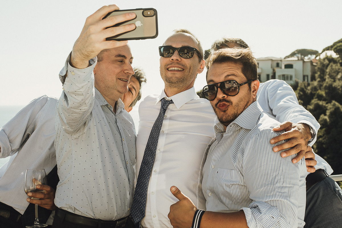 Destination wedding ad Arenzano (GE) presso l'Hotel Punta San Martino.Selfie di alcuni invitati.