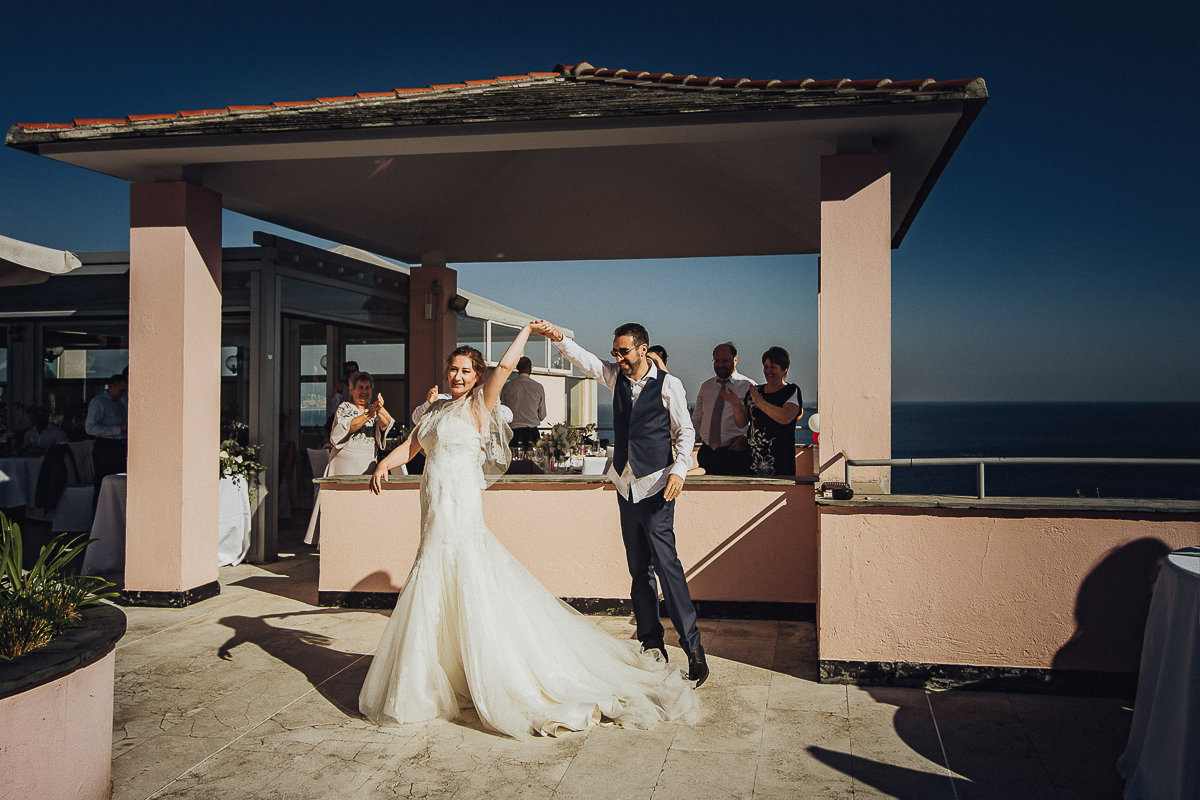 Destination wedding ad Arenzano (GE) presso l'Hotel Punta San Martino.Sposi che ballano