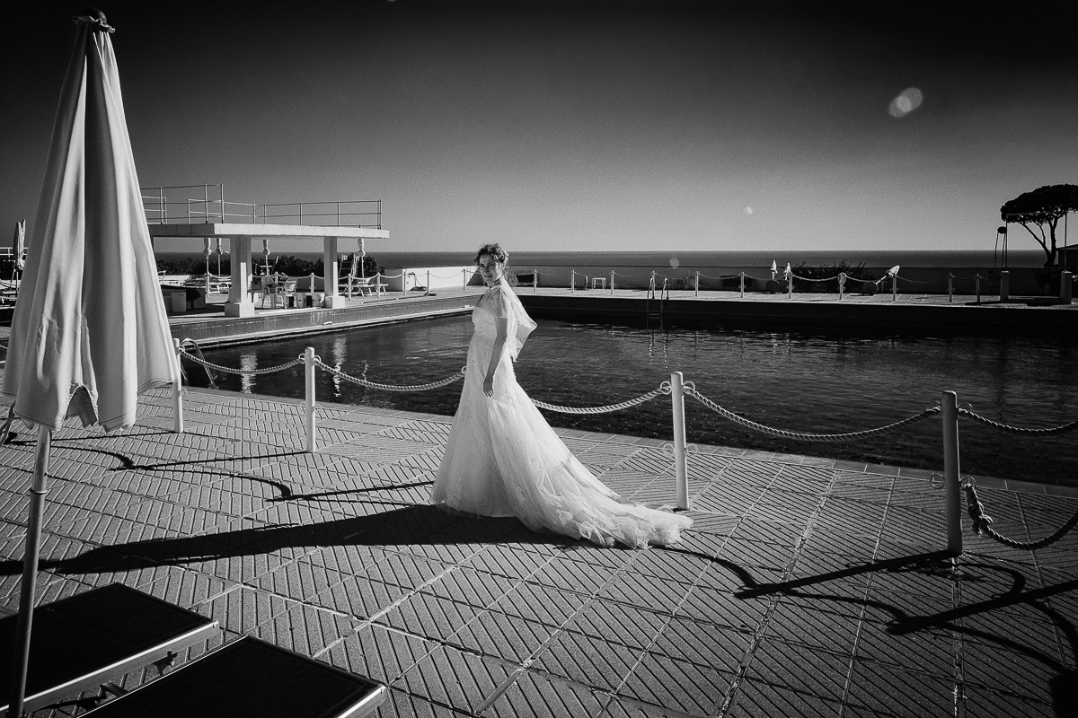 Destination wedding ad Arenzano (GE) presso l'Hotel Punta San Martino.Sposa che cammina a bordo piscina