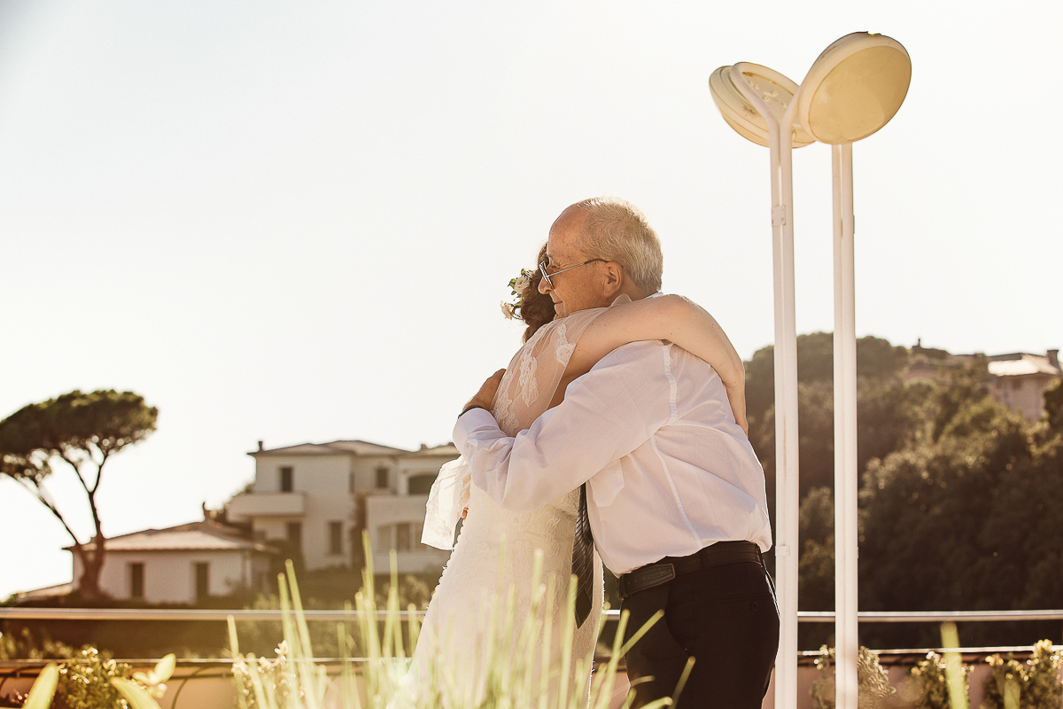 Destination wedding ad Arenzano (GE) presso l'Hotel Punta San Martino.Sposa che abbraccia il padre.