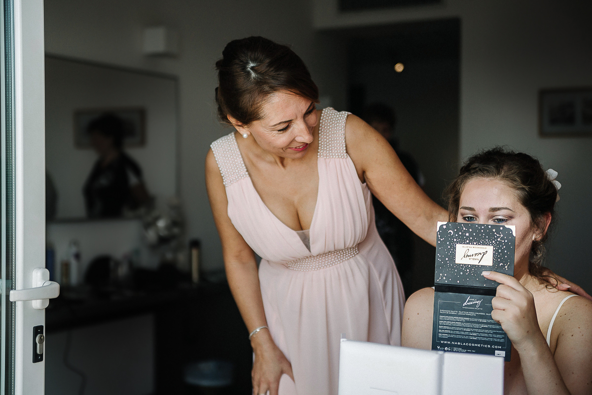 Destination wedding ad Arenzano (GE) Hotel Punta san Martino. preparazione della sposa. Sposa al trucco. Testimone che la incoraggia