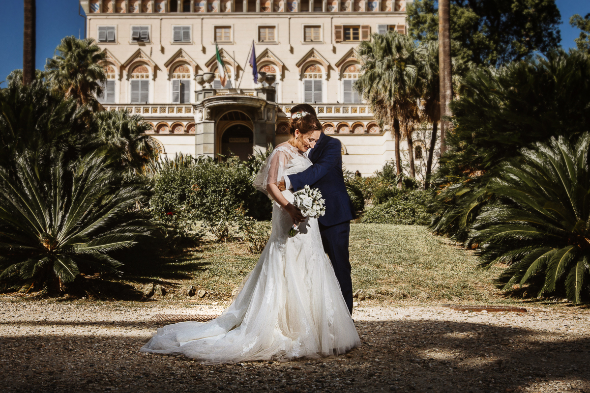 Destination wedding ad Arenzano (GE). Cerimonia civile presso il municipio di Arenzano. Sposi in giardino.