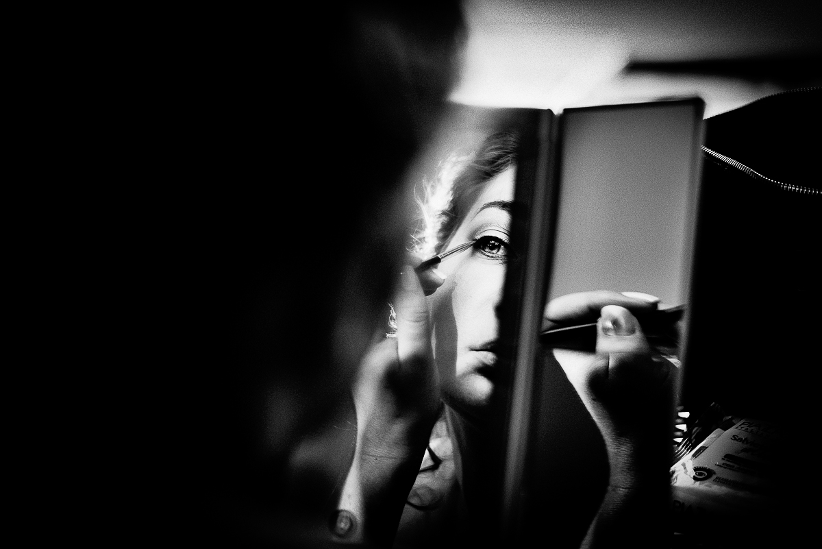 Destination wedding ad Arenzano (GE) Hotel Punta san Martino. preparazione della sposa. Trucco della sposa. dettaglio sugli occhi. Riflessi allo specchio.
