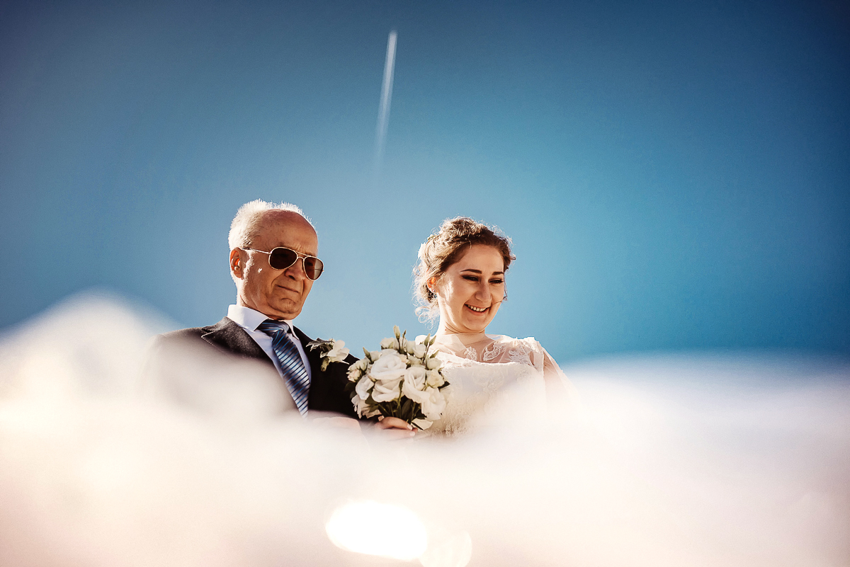 Destination wedding ad Arenzano (GE). Cerimonia simbolica presso l'Hotel Punta San Martino. Arrivo della sposa con il padre