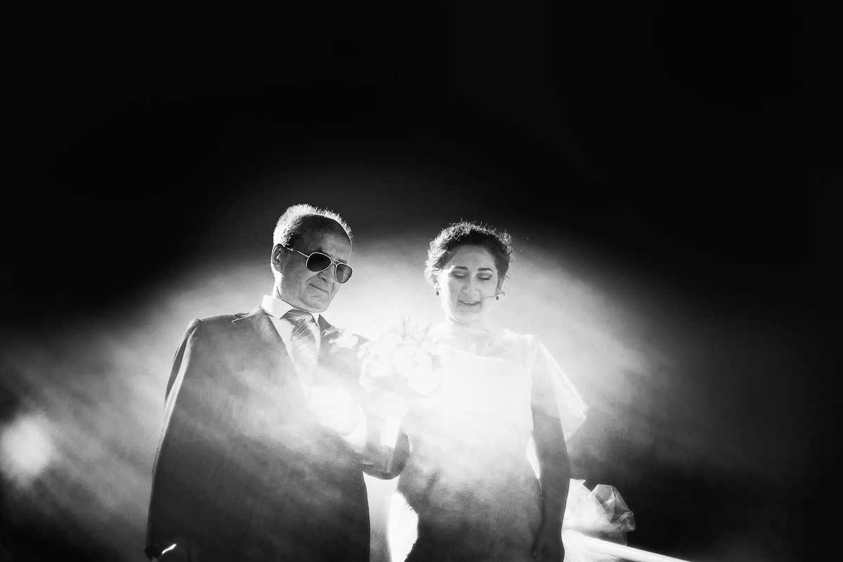 Destination wedding ad Arenzano (GE). Cerimonia simbolica presso l'Hotel Punta San Martino. Arrivo della sposa con il padre. Bianco e nero