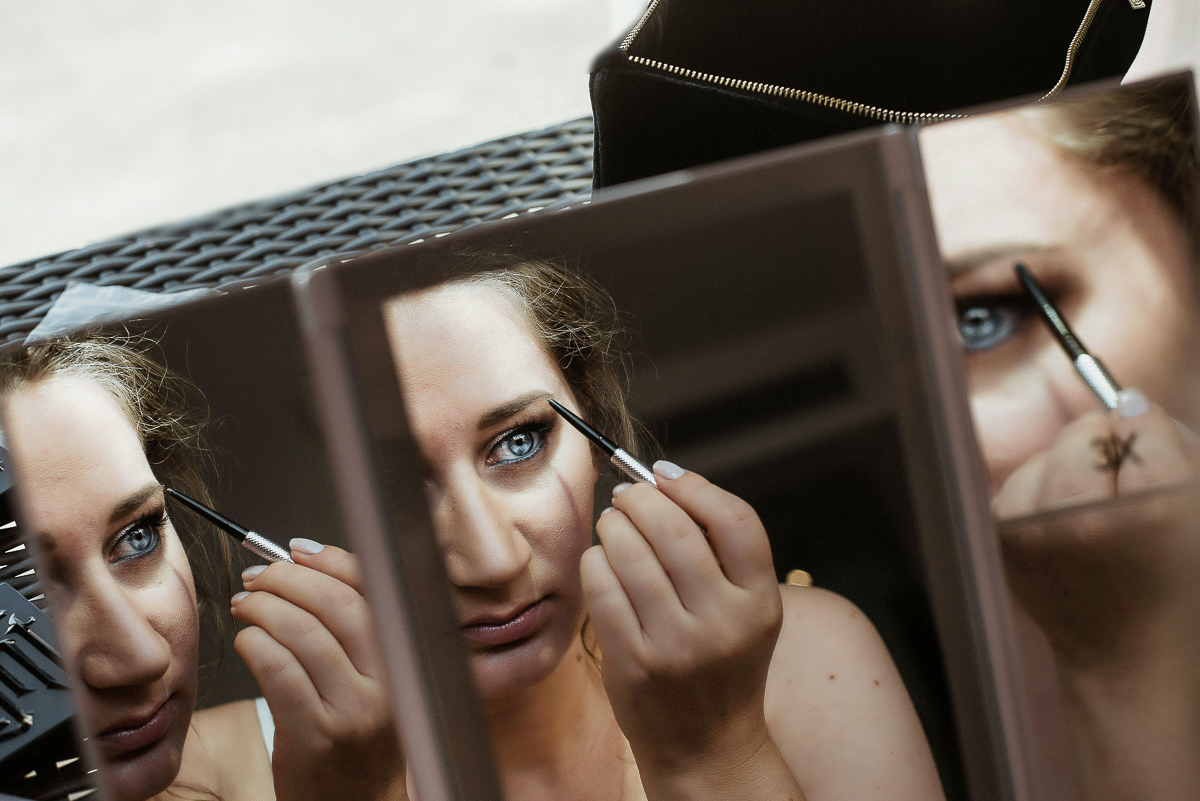 Destination wedding ad Arenzano (GE) Hotel Punta san Martino. preparazione della sposa. Trucco della sposa riflessa nello specchio