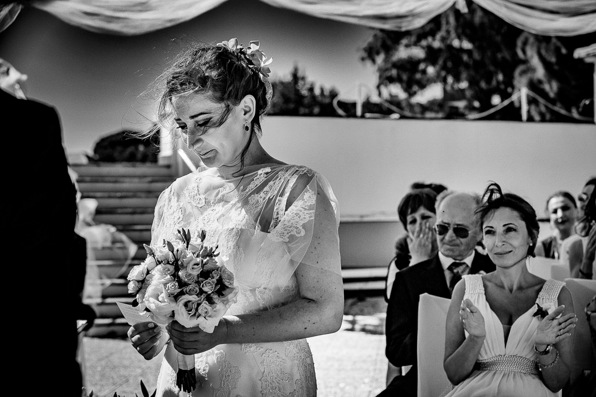 Destination wedding ad Arenzano (GE). Cerimonia simbolica presso l'Hotel Punta San Martino.. Sposa con i capelli scompigliati dal vento.