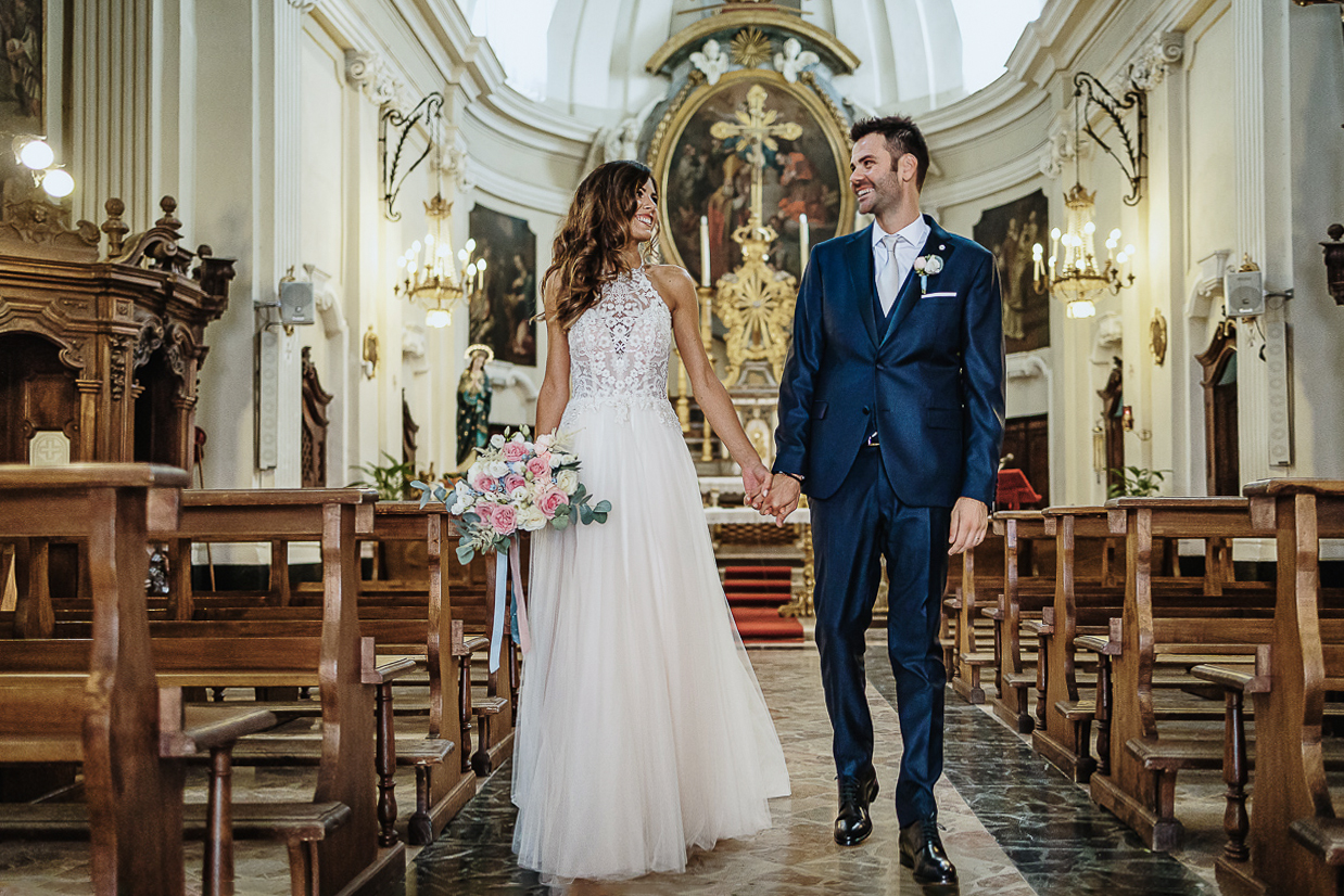 Matrimonio nella chiesa parrochiale di Arignano. Cerimonia.Uscita degli sposi dalla chiesa.
