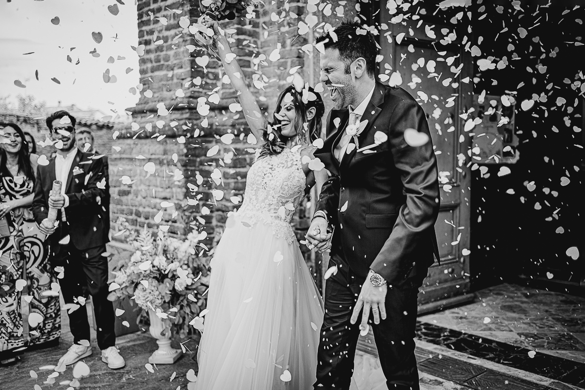 Matrimonio nella chiesa parrochiale di Arignano. Cerimonia.Lancio dei petali.