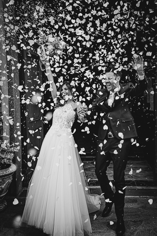 Matrimonio nella chiesa parrochiale di Arignano. Cerimonia.Lancio dei petali.