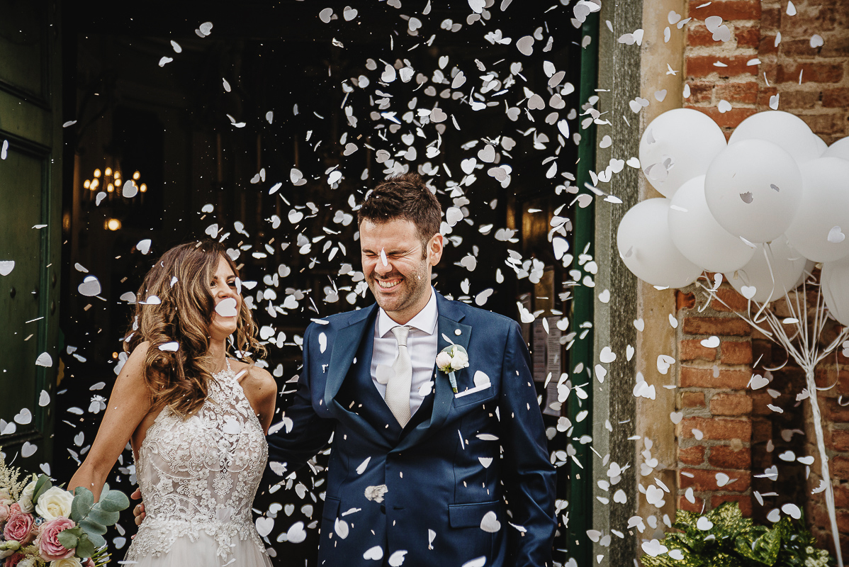 Matrimonio nella chiesa parrochiale di Arignano. Cerimonia.Lancio dei petali.