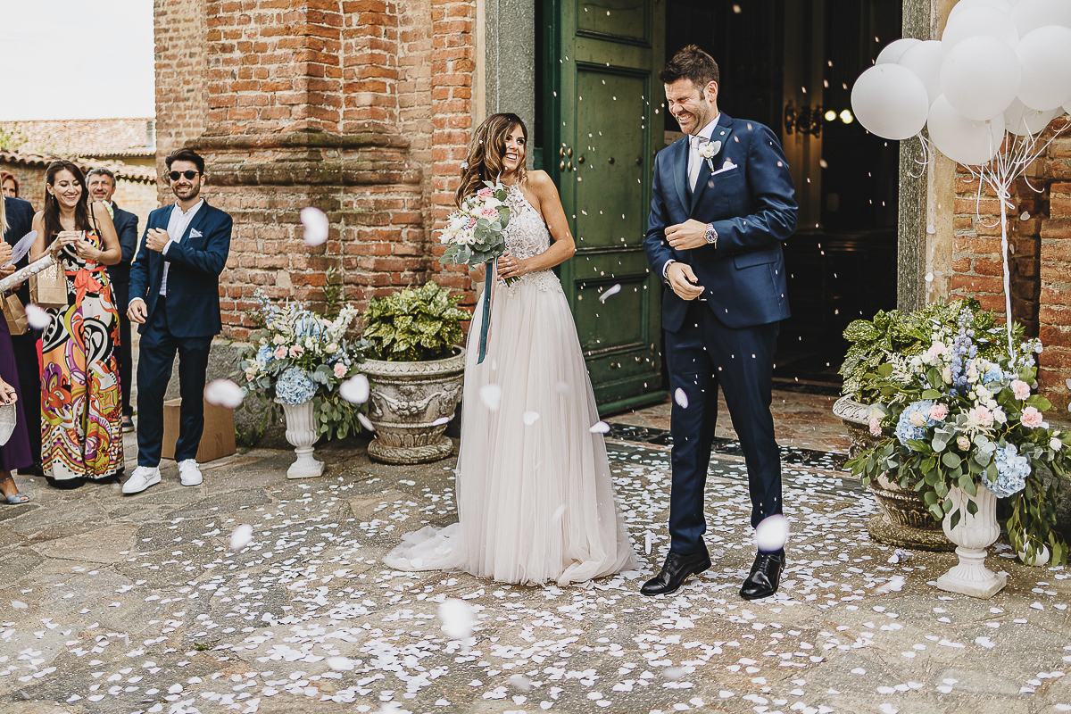 Matrimonio nella chiesa parrochiale di Arignano. Cerimonia.Lancio dei petali.
