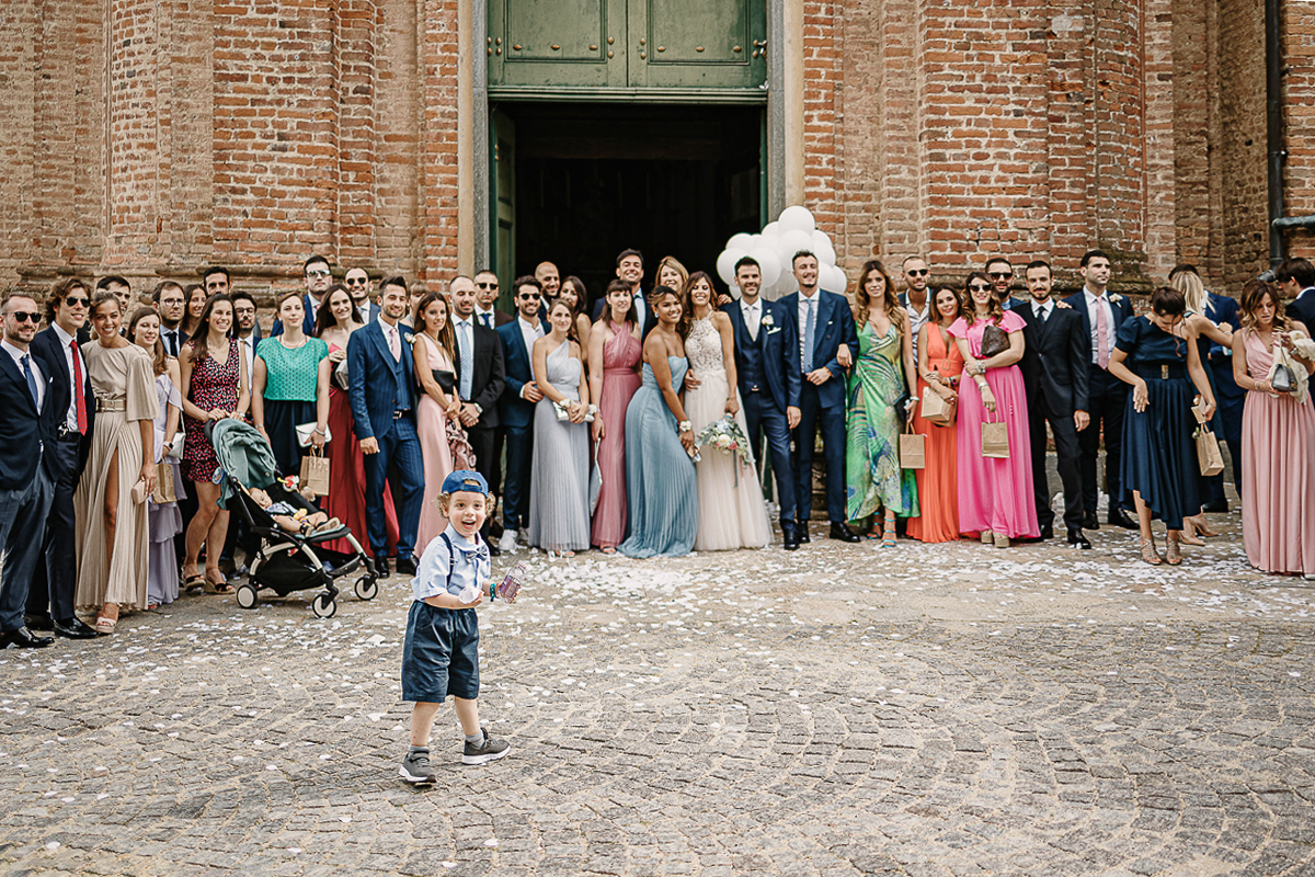 Matrimonio nella chiesa parrochiale di Arignano. Cerimonia.Foto di gruppo con bimbo indisciplinato che corre davanti a tutti.