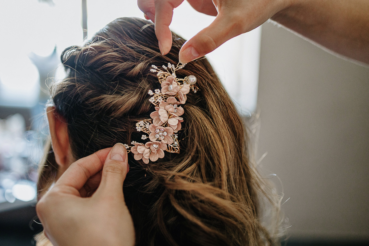 Matrimonio ad Arignano. Preparazione della sposa. Acconciatura. Posizionamento del fermaglio.